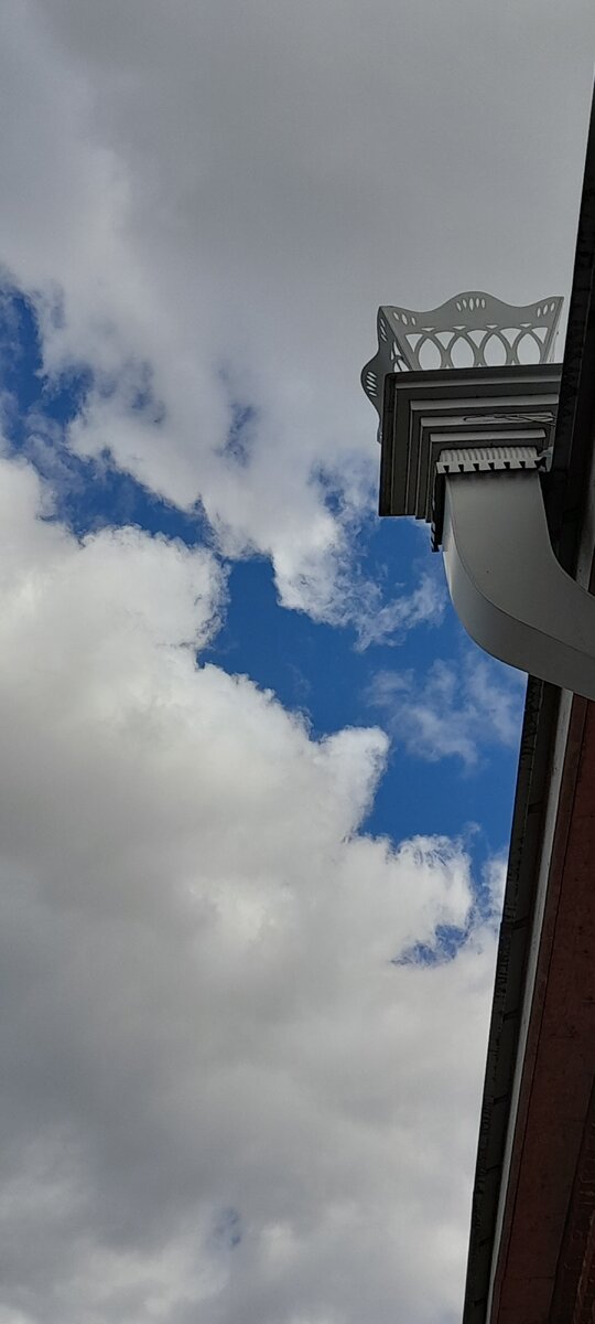 Какое всё таки замечательное небо весной! Высокое, глубокое...с тучами или облаками)