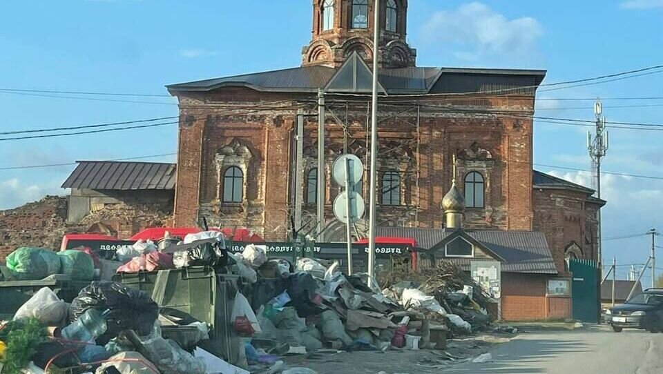     Жители поселка Куюки пожаловались на «Гималаи» мусора, растущие около храма. Соответствующий пост появился в социальных сетях.