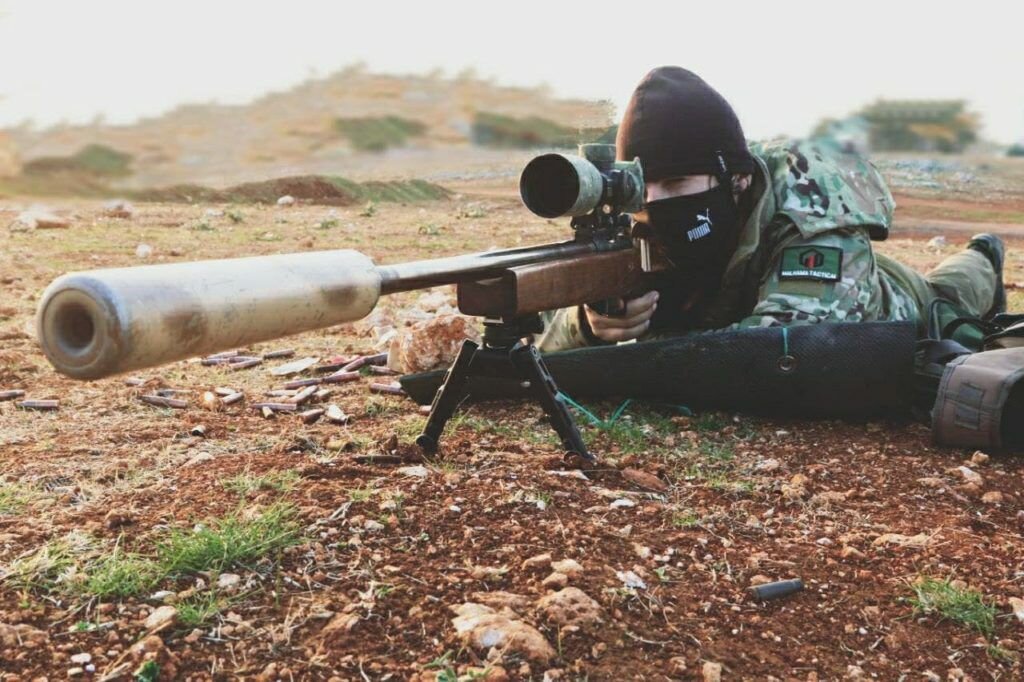 Боевик сирийской вооружённой оппозиции с модернизированной снайперской винтовкой системы Мосина. Оружие получило новое ложе и было оснащено мощной оптикой, глушителем, сошками и подщёчником. Идлиб. Сирия. Фото из открытых источников. 