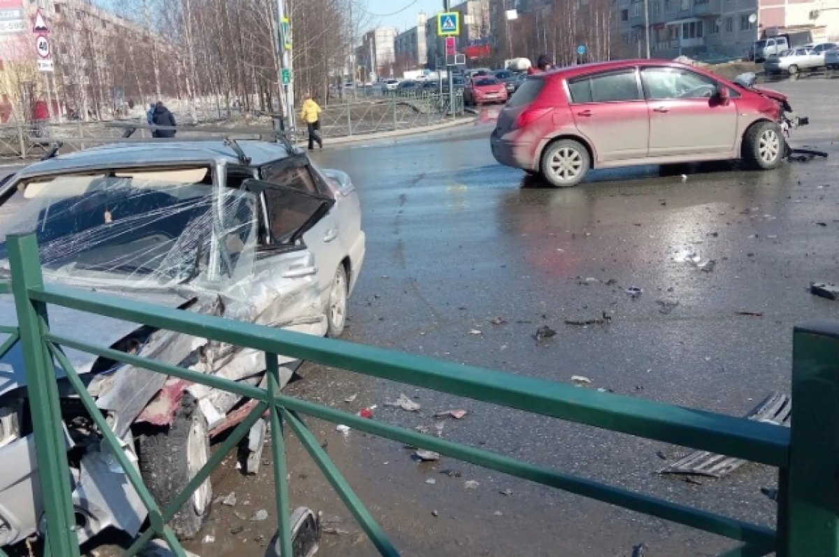    Взрослый и двое детей пострадали при столкновении легковушек в Ноябрьске