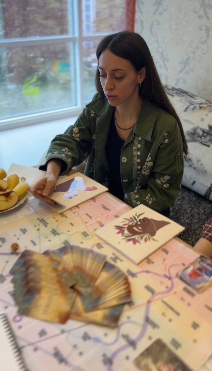 Работа с метафорическими картами во время игры Лила