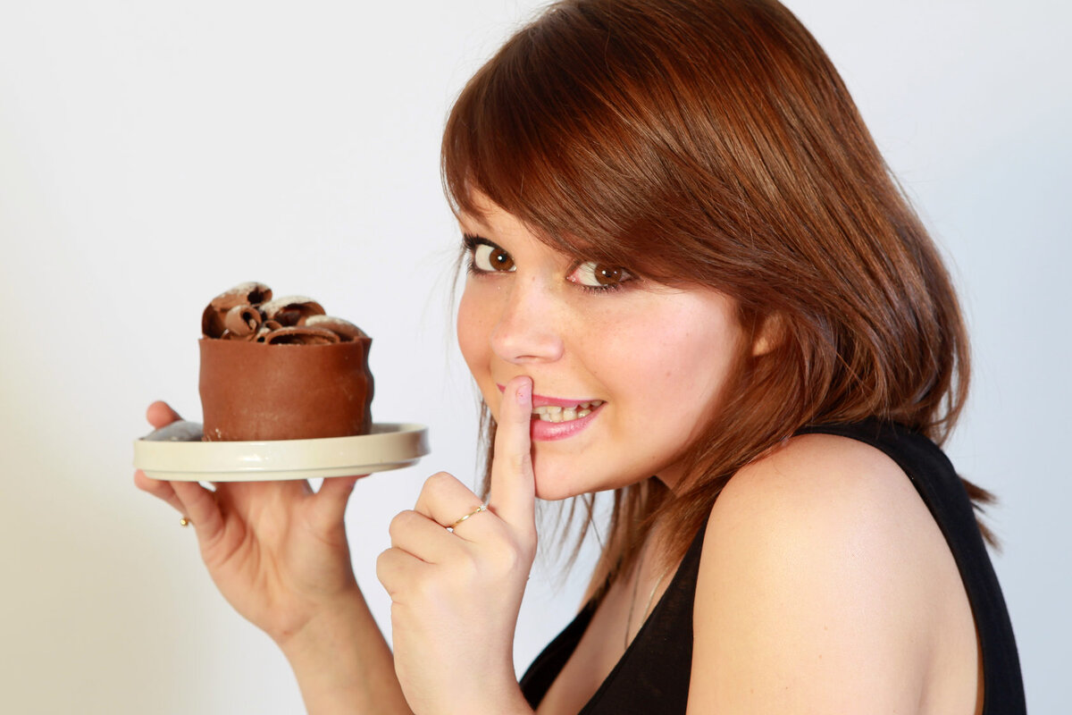 Нутрициолог и тортик. Картинка взята с https://podacha-blud.com/uploads/posts/2022-12/1671010090_1-podacha-blud-com-p-zhenshchina-i-sladosti-foto-1.jpg