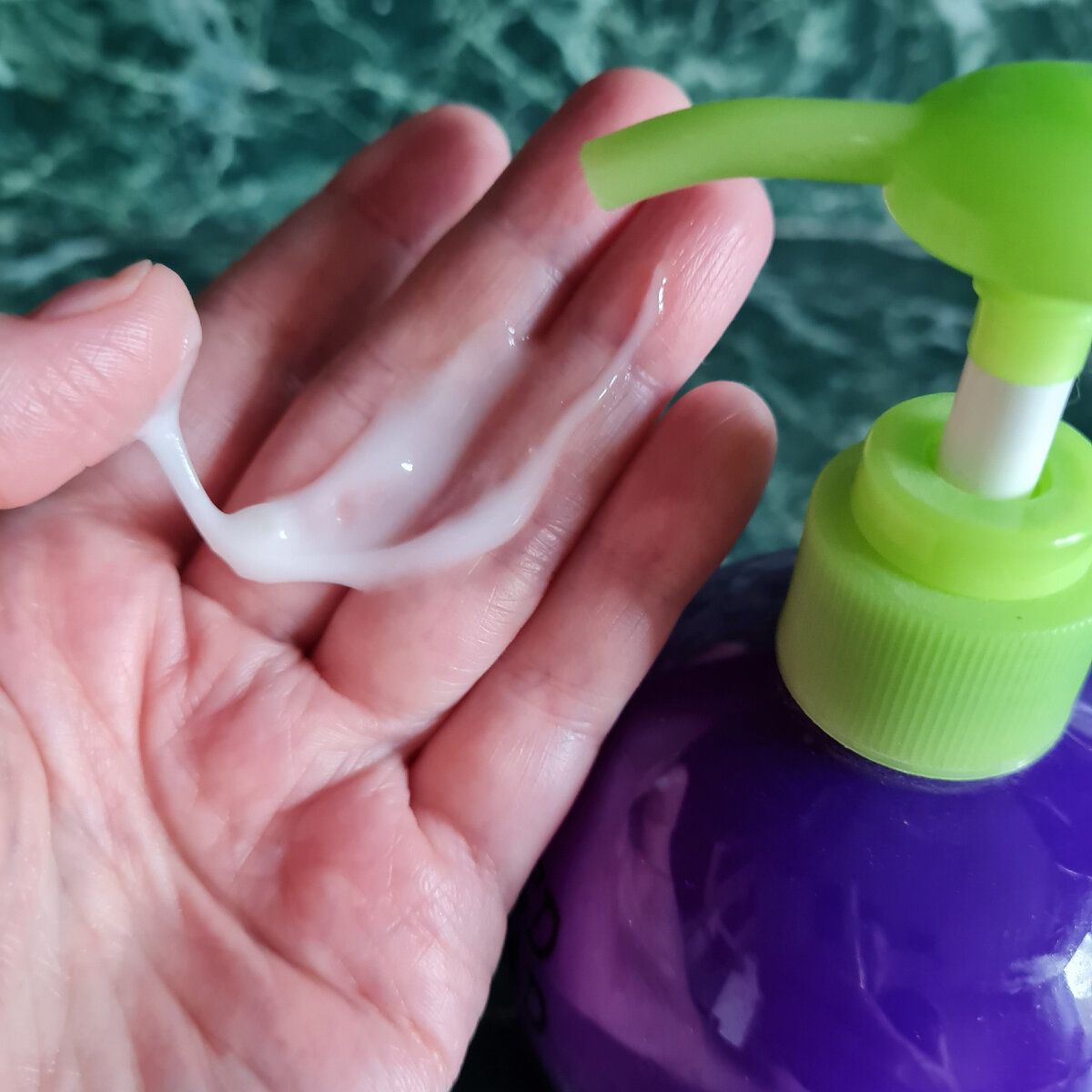 Консистенция тянучего крема или жидкого воска. 