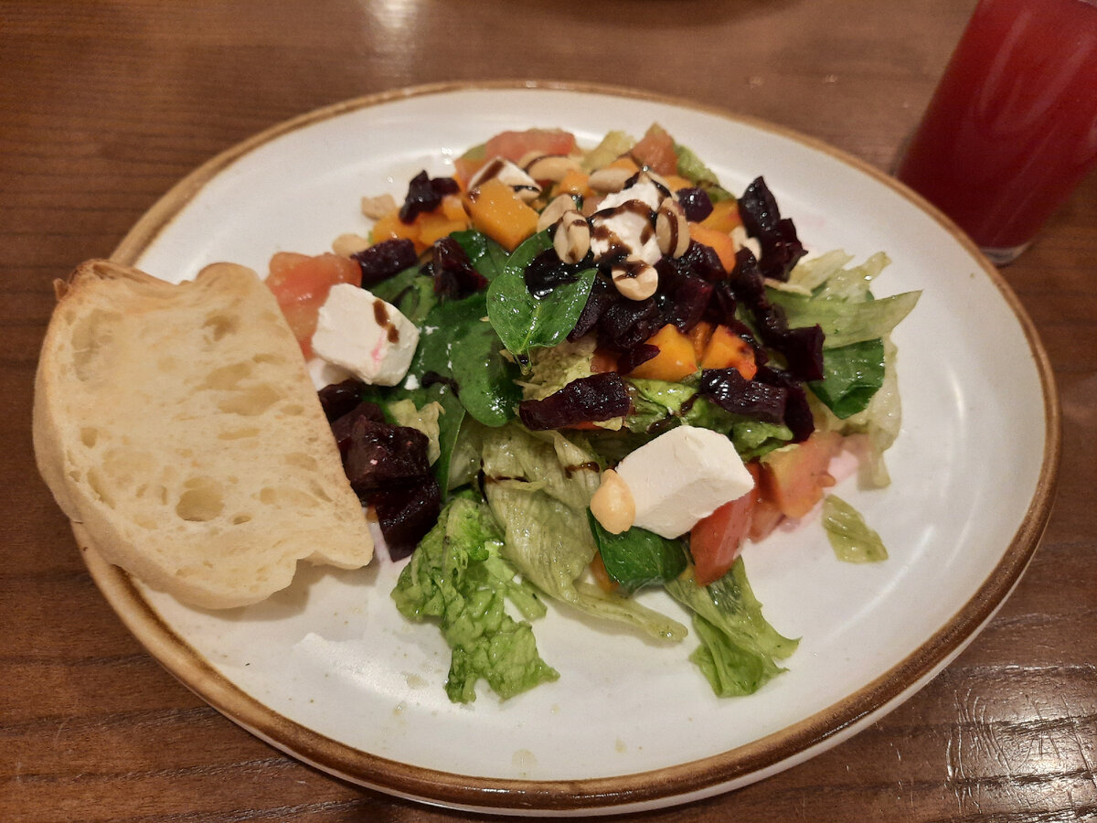 Мой салат "со свёклой и фетой" овощной. Очень вкусный. Интересный вкус. Слегка сладкий, сочный, нежный. 