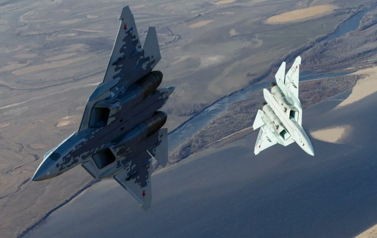 Ещё одно важное преимущество Су-57 перед другими стелсами - это маневренность. Ни один из иностранных самолетов пятого поколения, за исключением, отчасти, Ф-22, даже рядом такого не может. Говорят, что в современном бою это не так важно. Но лукавят. Фото МО РФ
