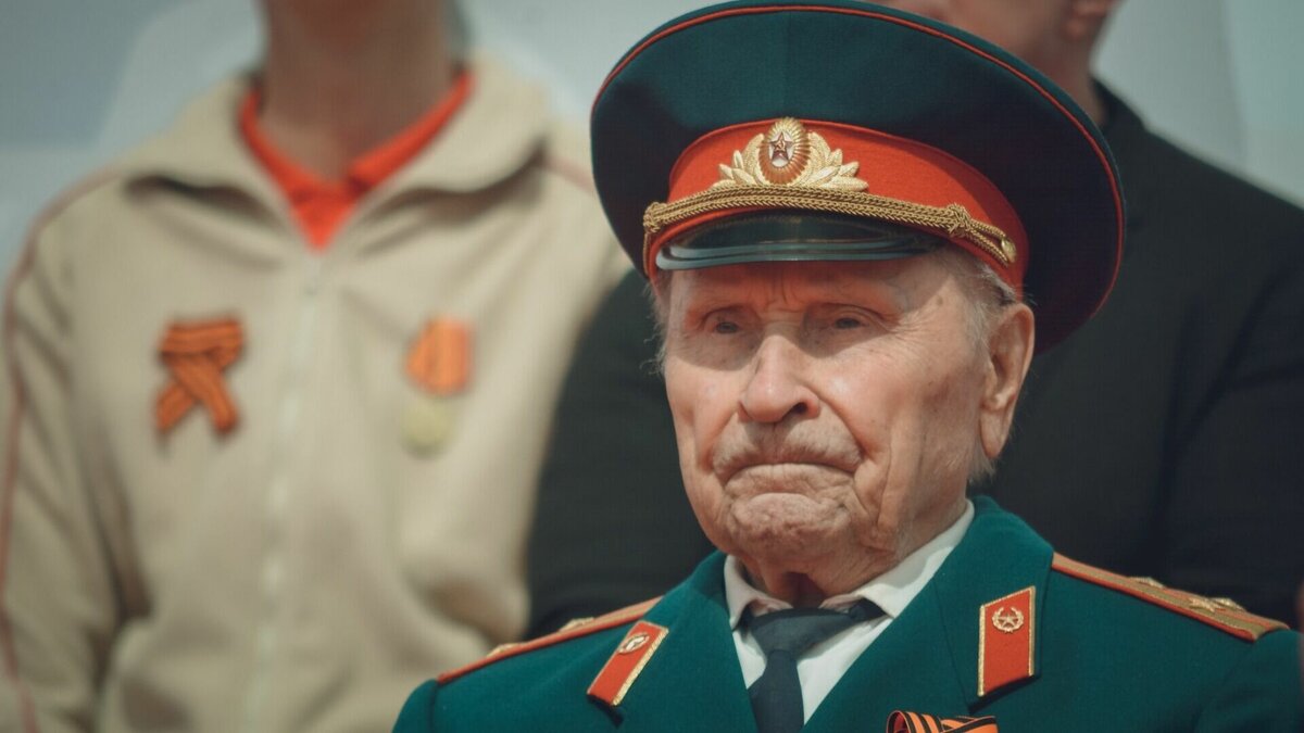    В Казани уже начали поздравлять ветеранов Великой Отечественной войны. Представители администрации вручают им продуктовые наборы и открытки. Об этом на деловом понедельнике сообщил начальник управления культуры Азат Абзалов.