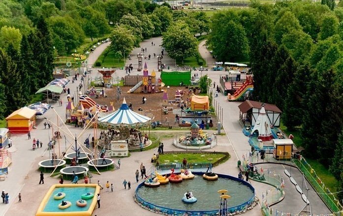 Парк Сказок – Парк им. Бабушкина 
В Петербург наконец-то пришла настоящая весна! Идеальное время для долгих прогулок на свежем воздухе. А мы расскажем вам про лучшие парки и общественные пространства с развлечениями для детей. 

Начнем с Парка им. Бабушкина.

Если вы любите активный и разнообразный отдых с детьми, то этот парк именно для вас. Здесь есть очень много развлечений для детей:

🎠 аттракционы для малышей и школьников
🦖 динопарк
🏡 детский центр «Маняша»
🏎 картинг
🪢 веревочный городок
⚽️ футбольные поля
👶 детские игровые программы (ближайшая «Ми-Ми-Мишки» пройдет  22 апреля в 13:00)

Также в парке можно отметить Детский день рождения. 

Адрес: пр. Обуховской Обороны, д. 149 