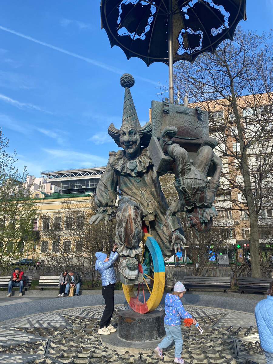 В сквере напротив цирка