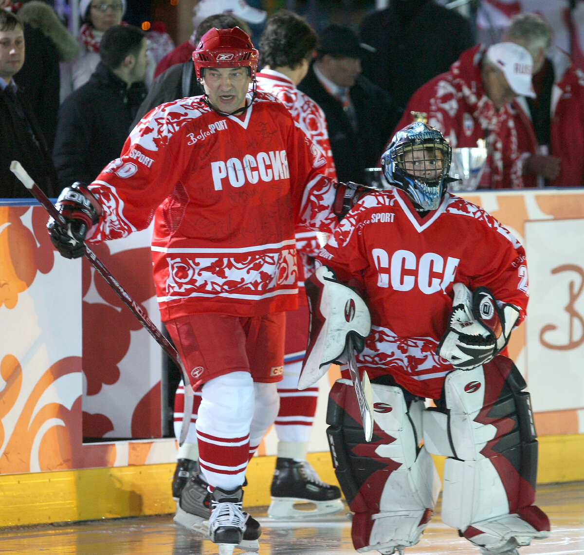 Владислав Третьяк и его внук Максим во время матча легенд СССР и России со сборной мира на Красной площади Москвы в декабре 2006 года. Фото Татьяна Дорогутина, архив «СЭ»