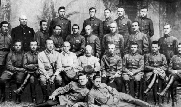 Рокоссовский стоит пятый слева, во время учебы на высших кавалерийских командных курсах