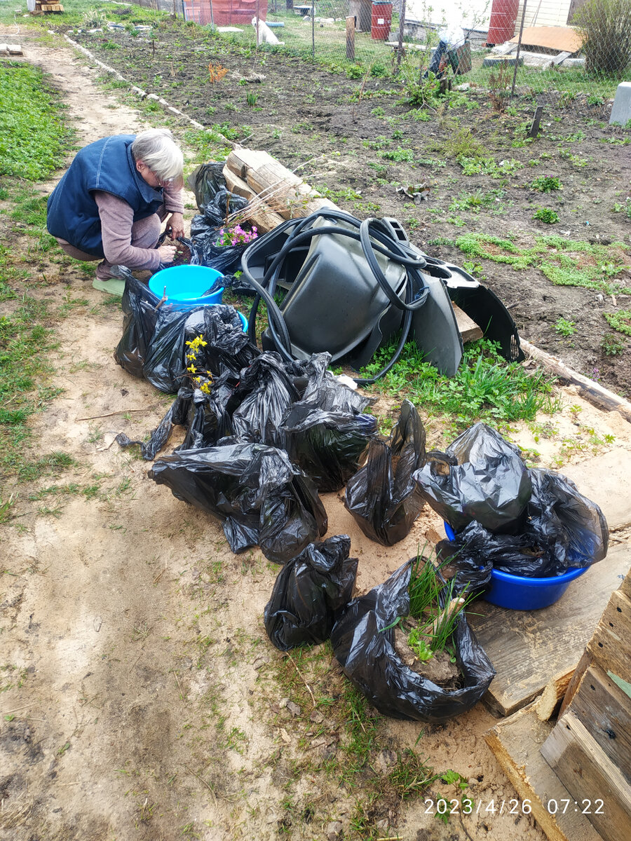 Алёна рассматривает подаренные цветы