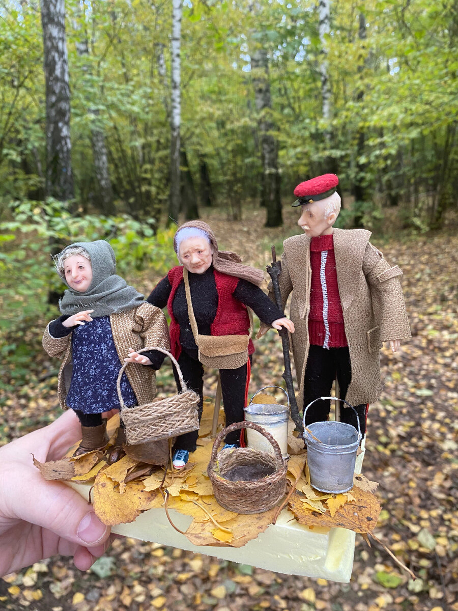 Герои закреплены на кусочке пеноплекса , посыпанного листьями.