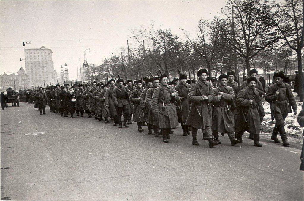 Москвичи идут на фронт, фотография приведена для иллюстрации, октябрь 1941. Источник: проект «Fotoload»