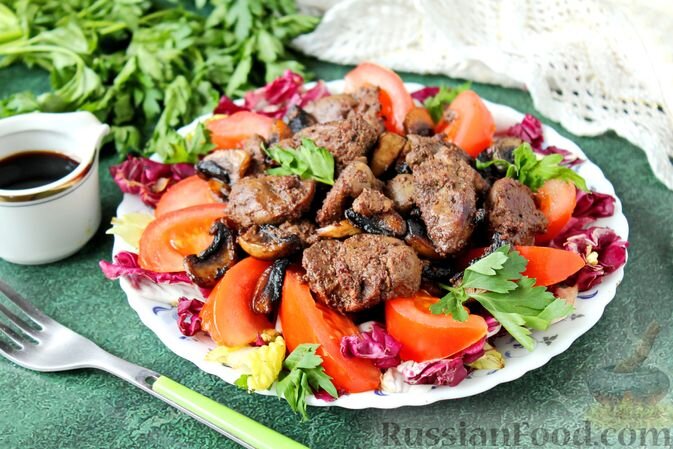 печень куриная, шампиньоны, помидоры, салат листовой, масло растительное, соус соевый, перец чёрный молотый