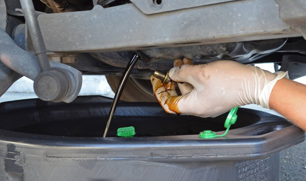 Отработанное автомобильное масло.