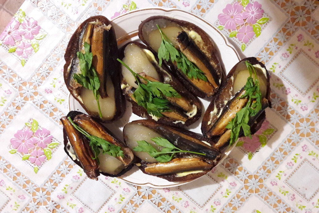 Майские закуски — Бутерброды «Дачные»