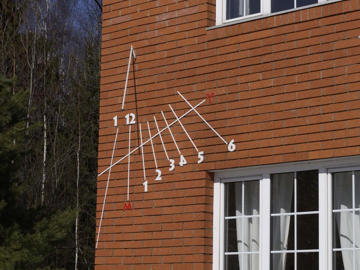 А эти солнечные часы считают равные отрезки времени (часы), тк гномон параллелен оси вращения Земли. Правда, в силу того, что мы используем поясное время (для Москвы это GMT+3 часа), такие часы будут отставать примерно на полчаса по сравнению со средним и поясным временем.