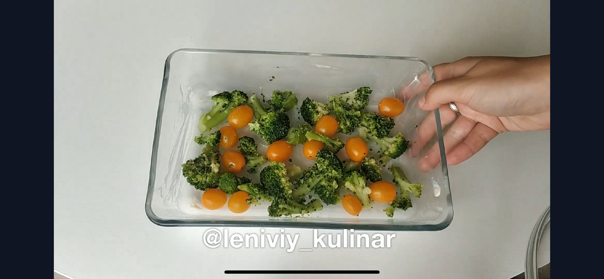 Смазываем форму маслом (можно сливочным или растительным) . Выкладываем соцветия брокколи (150 г) и помидоры черри (100 г) 