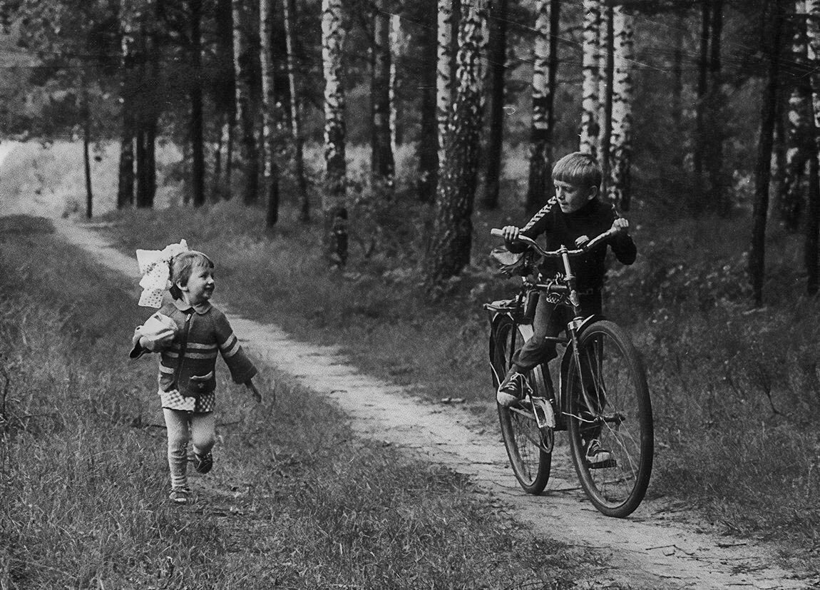 именно так я ездила на том большом велосипеде первое время. (фото из интернета)
