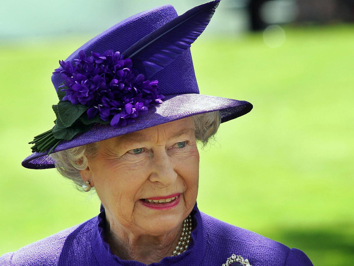Queen over. Королева Великобритании была безумна. Безумный взгляд королевы Великобритании.