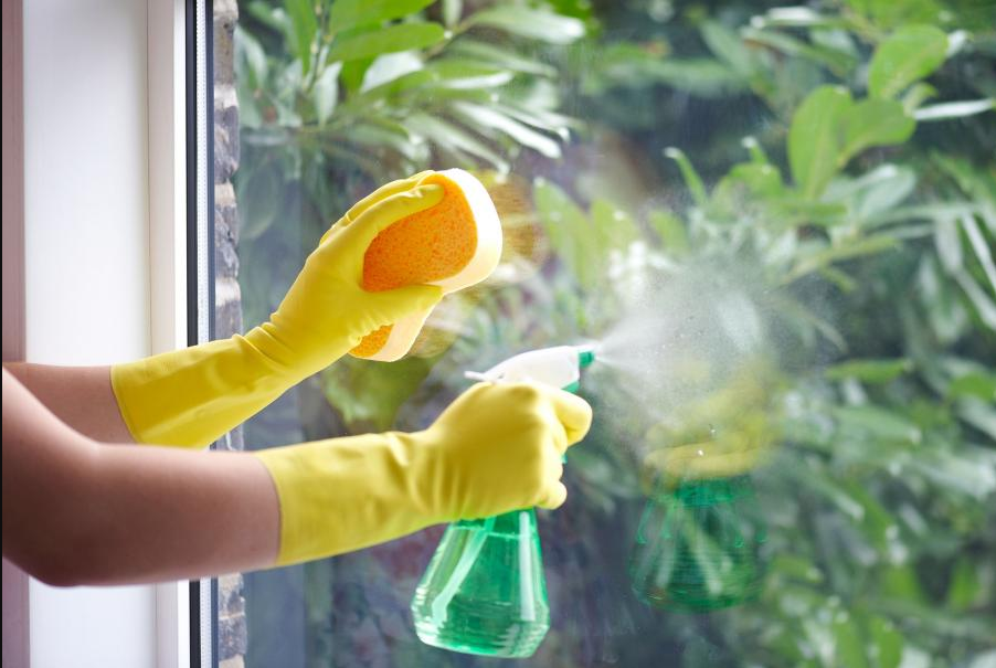 к чему снится мыть окна во сне. женщина моет окно. мытые окна к чему снится. моем окна. мытые окна к чему снится.