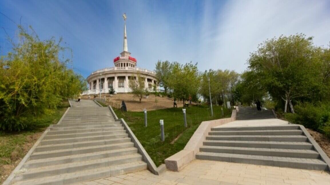     Ремонт бетонных лестничных маршей на Центральной набережной Волгограда полностью завершён. Теперь рабочие благоустраивают и озеленяют прилегающую территорию.