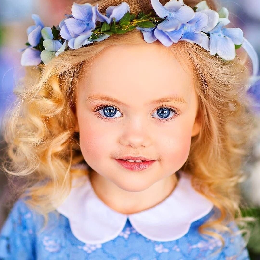 Какая красивенькая. Девочка с голубыми глазами. Девочка с голубыми гла. Девочка с синими глазами. Красивые малыши девочки.