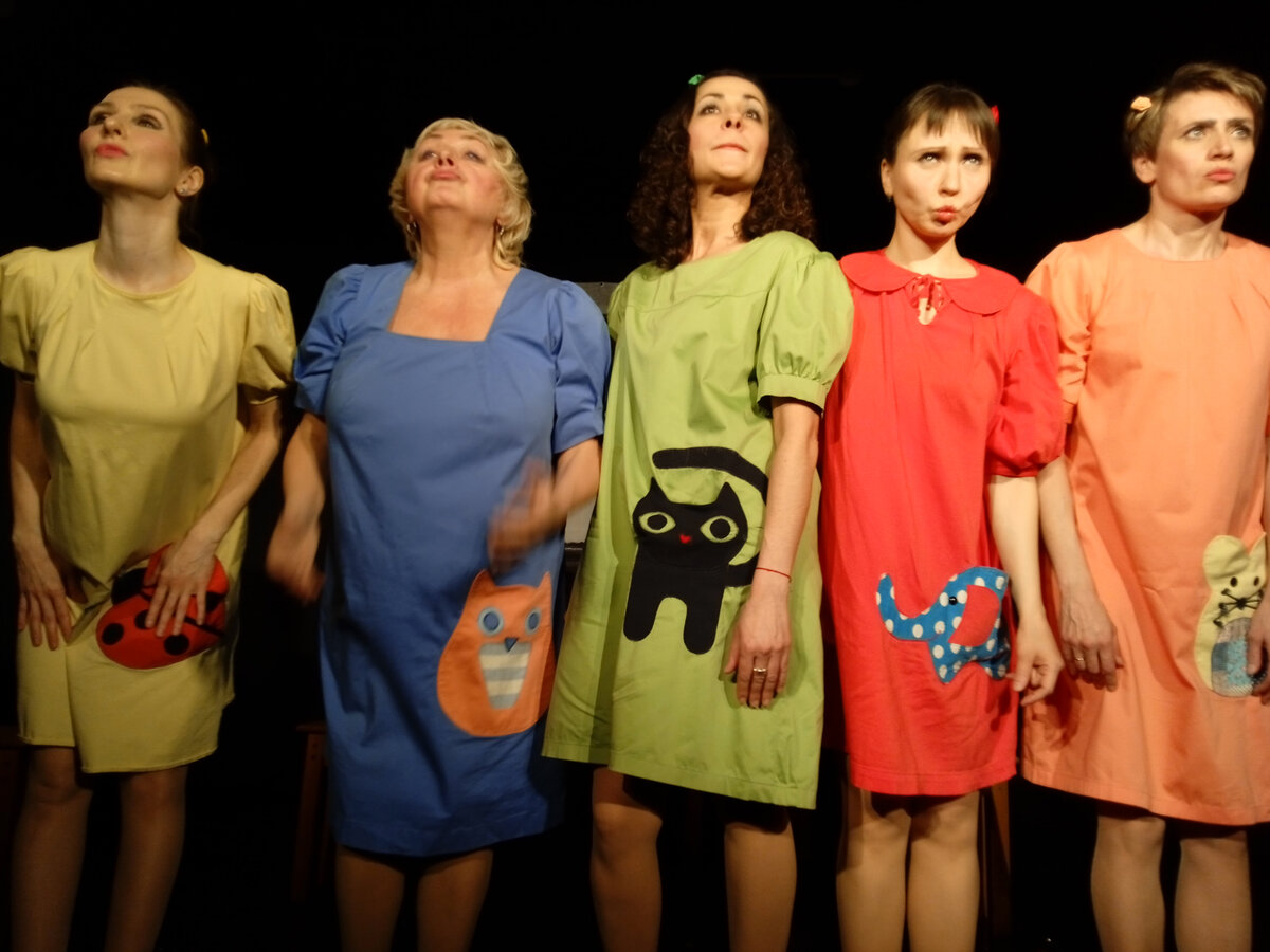 Сцена из спектакля. Слева направо: Людмила Калентьева, Елена Панджариди, Софья Ледовских, Надежда Исаева, Ирина Обидина