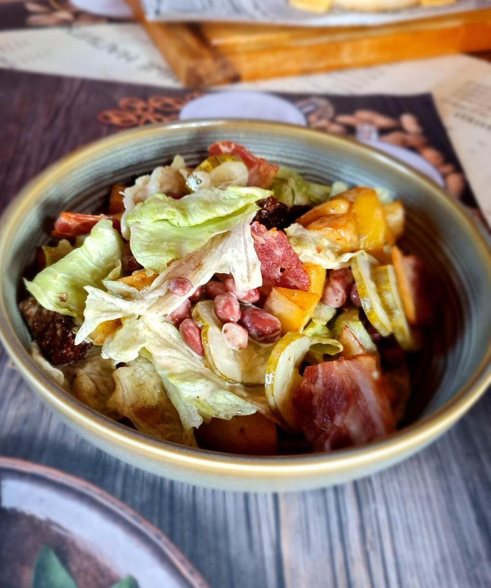 Картофельный салат с фасолью, беконом и хрустящим "Айсбергом"