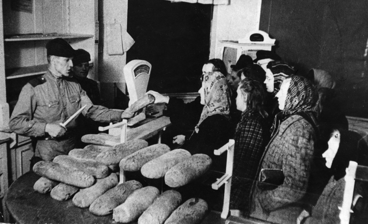 Выдача хлеба в блокадном Ленинграде 