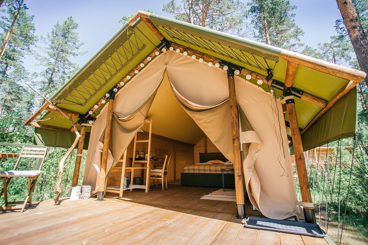 В «Чепош-парке» минимальная цена за двухместную палатку с собственным душем — около 5000 рублей. Фото: Чепош-парк