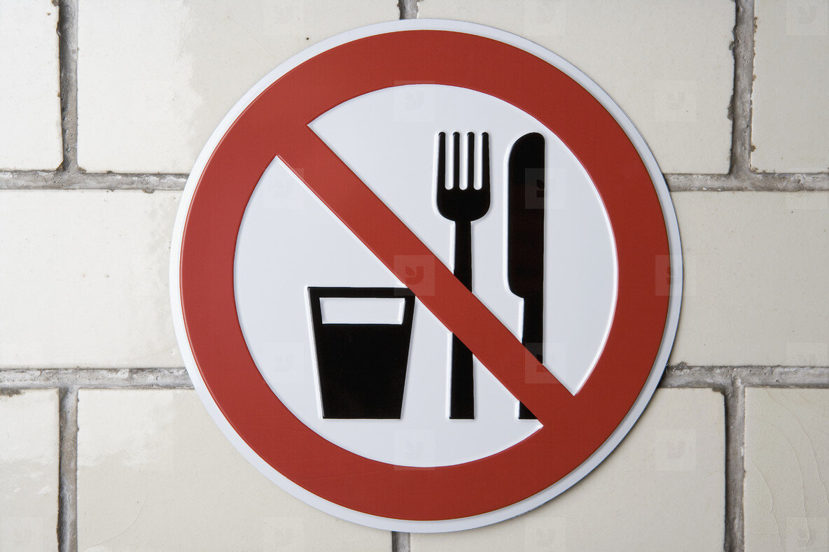 Кушать через 2 часа. Прием пищи запрещен. Знак есть запрещено. Запрет еды знак. Запрещено есть и пить.