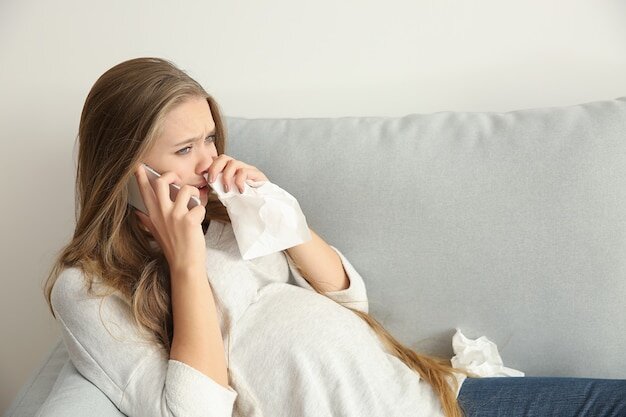 Фото с https://ru.freepik.com/premium-photo/young-pregnant-woman-talking-by-phone-and-crying-because-of-mood-change_13469579.htm