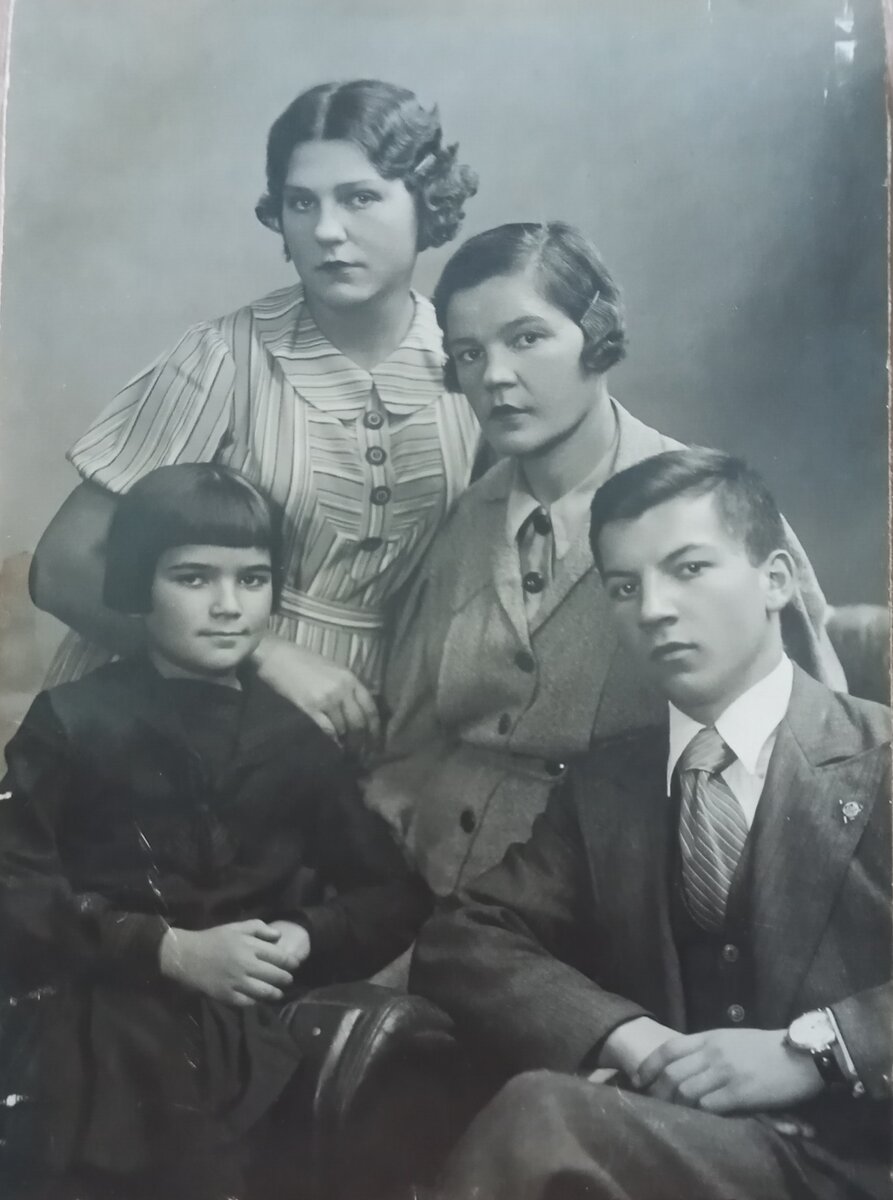 Мой папа с сестрой, мамой и маминой сестрой. Последний довоенный снимок. Фото автора