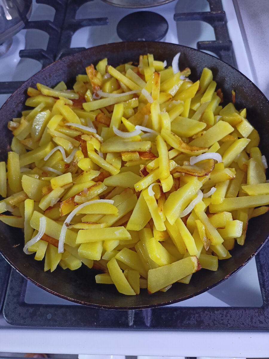 На фото картошка жареная с луком в процессе приготовления 