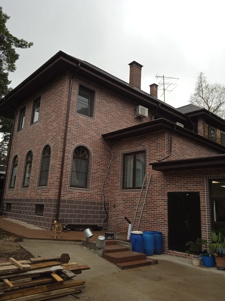 Всё больше и больше появляется домов, отдельных АМК фасадами и это не удивительно, ведь АМК это единственный материал, имитирующий кирпич и обладающий отличной паропроницаемостью Сопротивление паропроницанию, (м'*4*Па)/мг. 