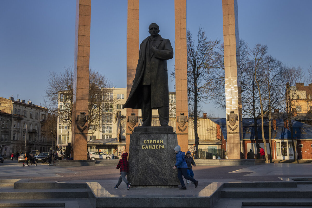 Памятник бандере во львове фото Зеленский сделал 9 мая Днём Европы на Украине RT на русском Дзен