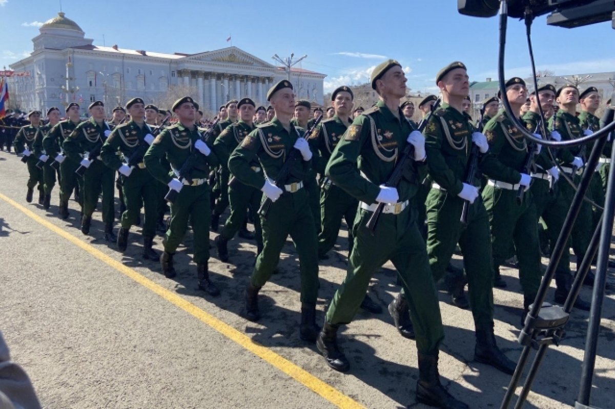    Парад Победы начался на площади Ленина в Чите