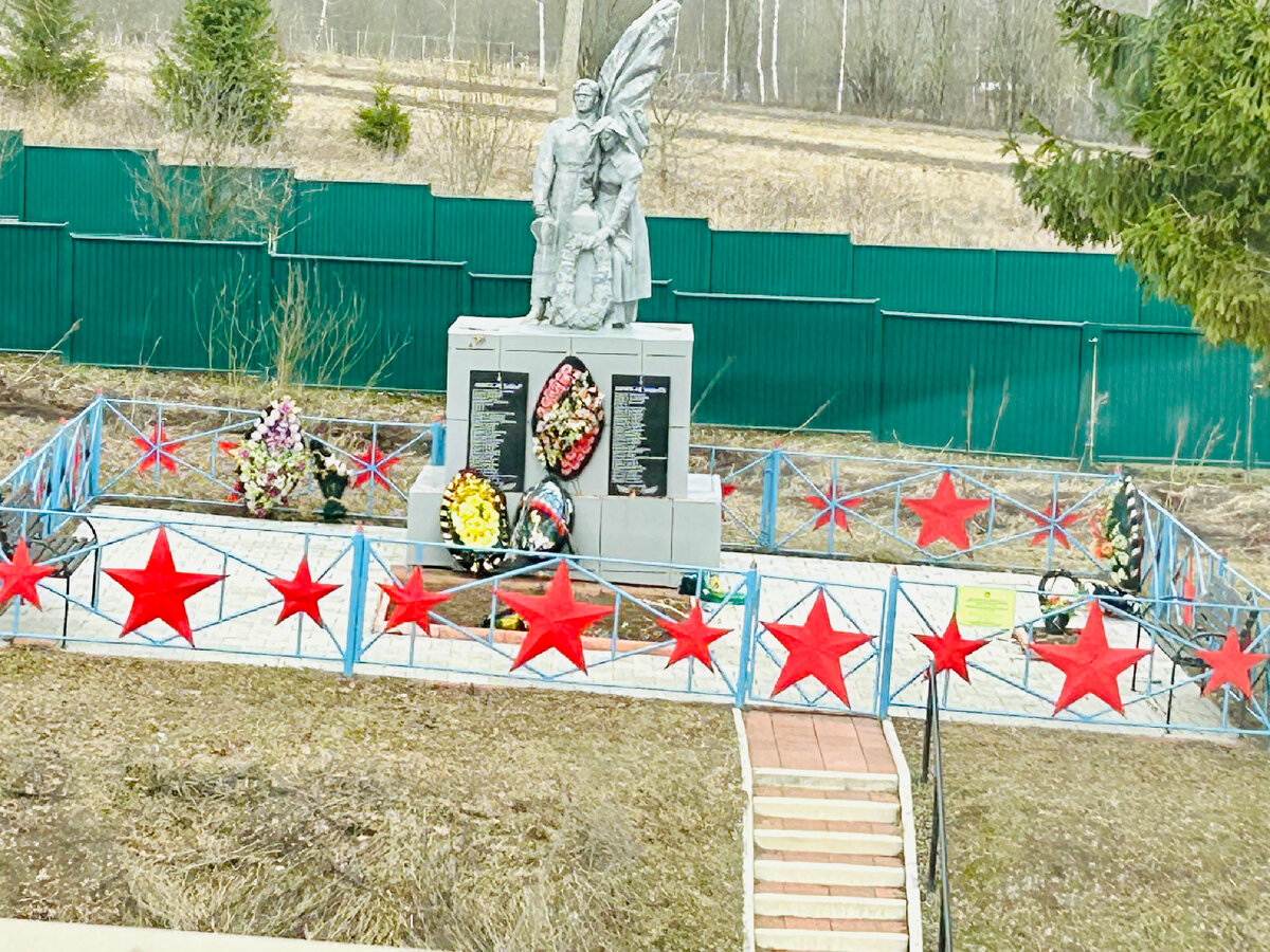 Памятник. Встречает нас в дороге. Жители относятся к нему бережно, он всегда выглядит ухоженным и аккуратным. 