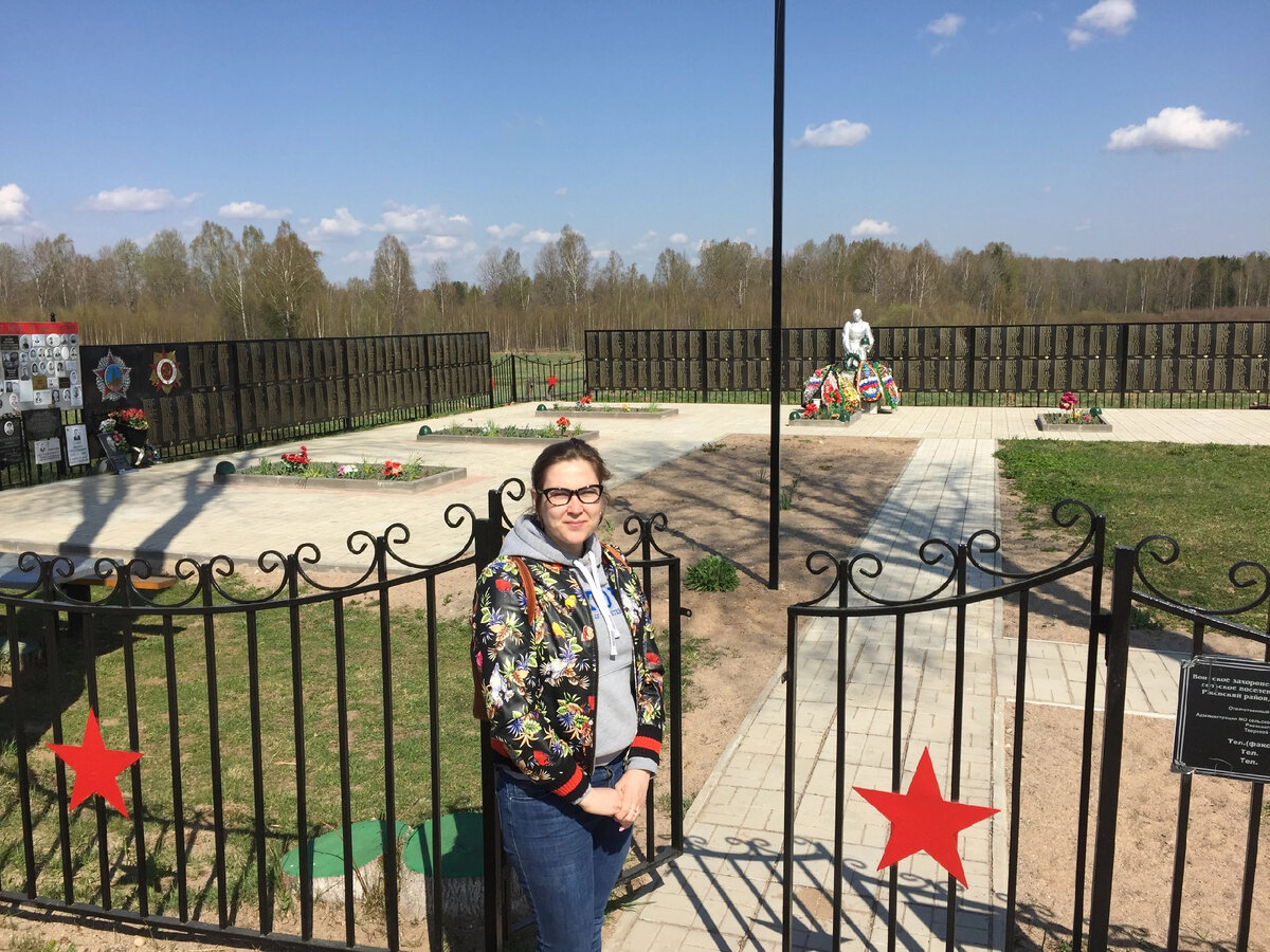 2019 год,  у братской могилы в с. Погорелки, здесь лежит брат моей бабушки, нашли на сайте ОБД "Мемориал" 