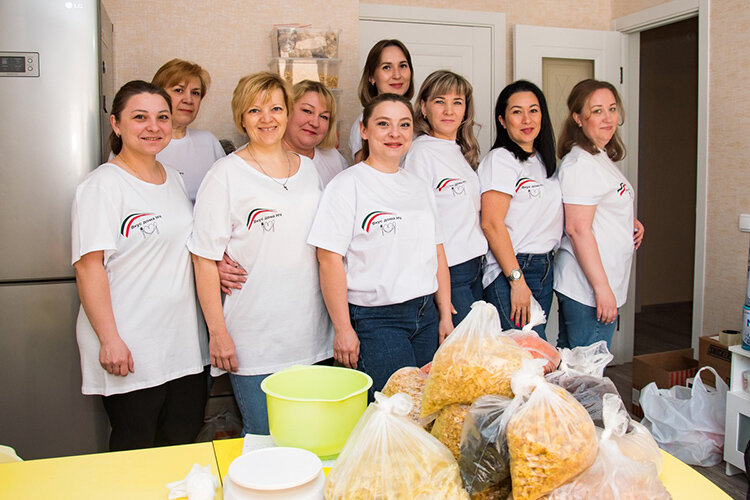    «Вкус дома НЧ» основан 26 января 2023 года, его создатели — неравнодушные челнинские женщины, которые ранее шили одежду для бойцов в зоне СВО, а сейчас готовят для них еду