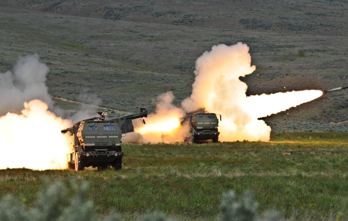 На волне первых успехов M142 HIMARS, эти установки принялись скупать союзники США в Восточной Европе. Польша заказала чуть ли не 500 машин и даже маленькая Эстония купила их больше десятка.  Фото U.S.Army