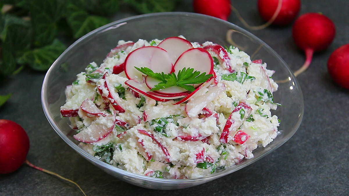 Рецепт салата с черемшой, редиской и яйцами - Лайфхакер