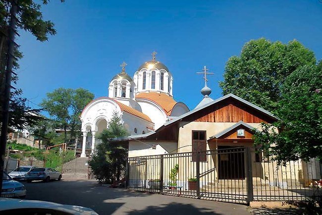      На переднем плане нижний действующий храм Симона Кананита