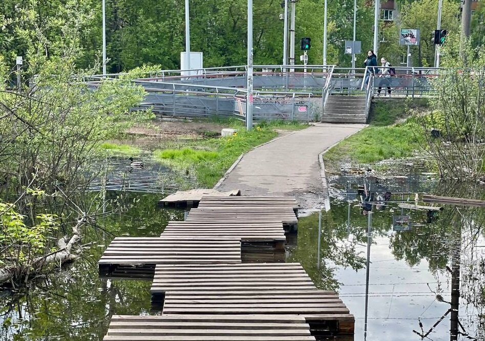    Сейчас там уложили деревянные поддоны, чтобы нижегородцы могли и дальше пользоваться дорогой Анастасия Красушкина