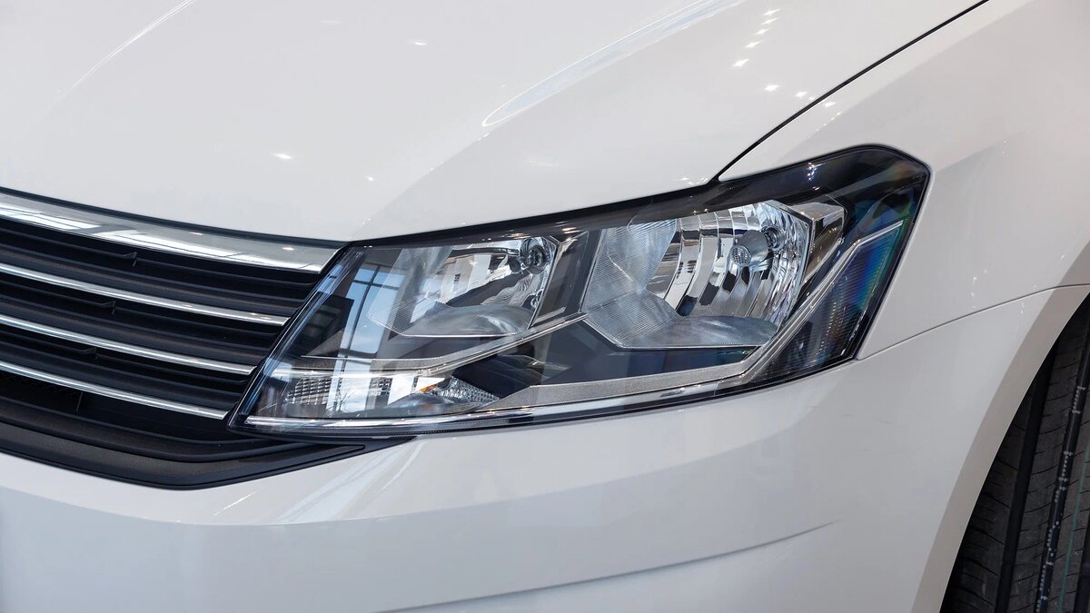 Фары выглядят современно, но внутри — нелинзованные галогенные элементы