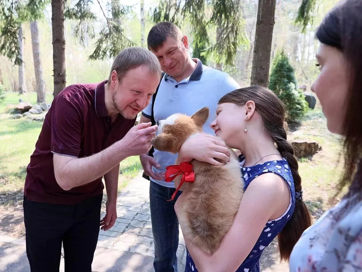 © Фото : Виктор Томенко / Telegram Губернатор Алтайского края Виктор Томенко дарит щенка девочке Милане, Рубцовск
