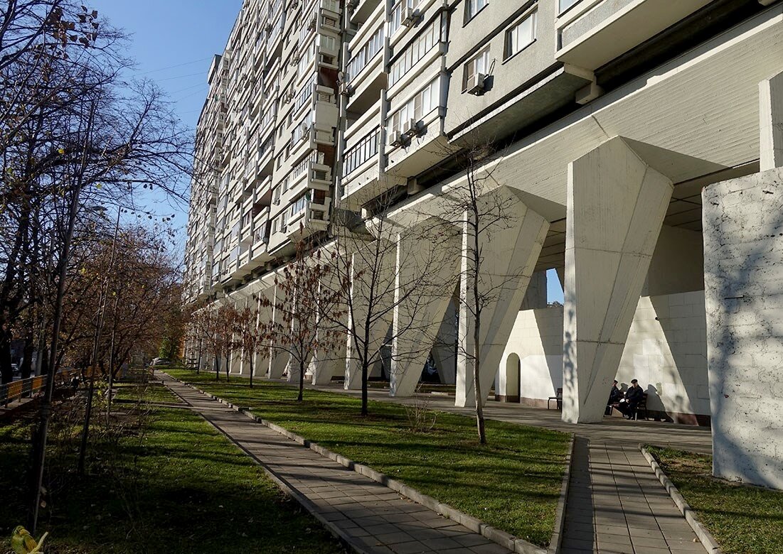 Дом на ножках новый проект Небоскреб - "Сороконожка" в Москве. AiBase.ru Дзен
