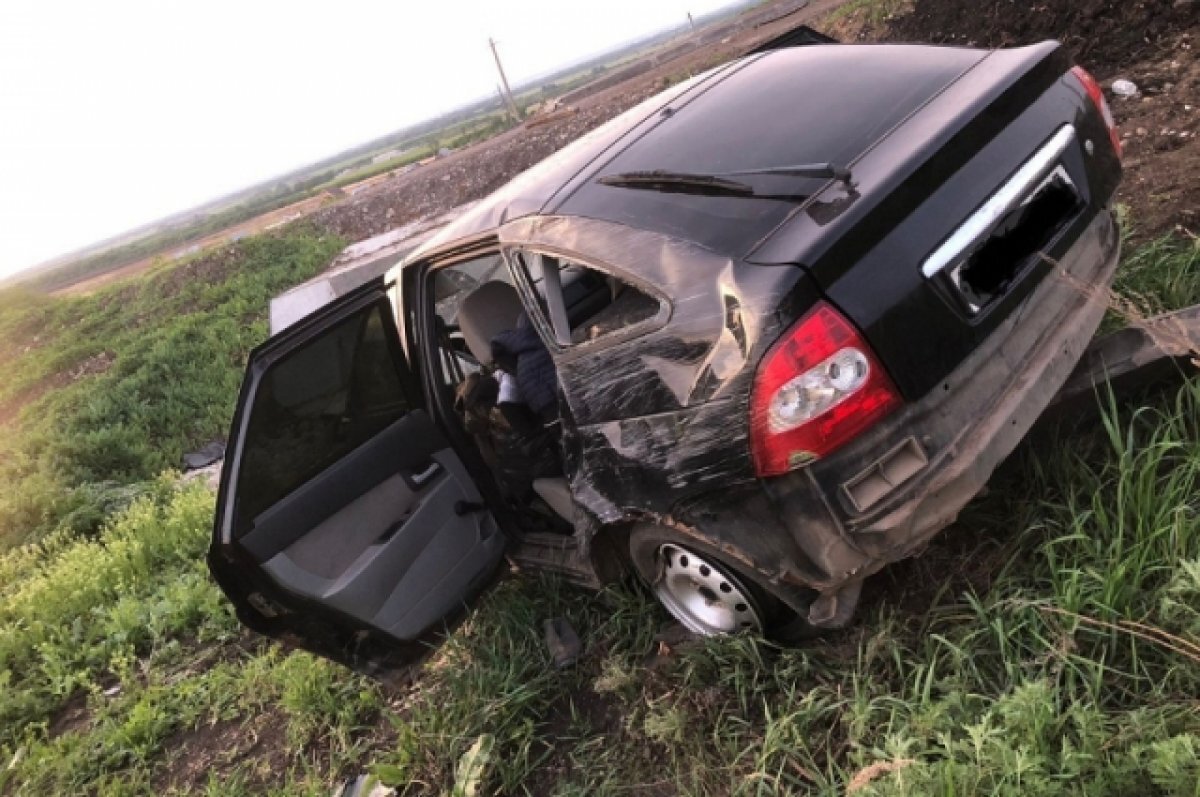    Пьяный водитель «Приоры» наехал на бордюр и свалил машину в кювет