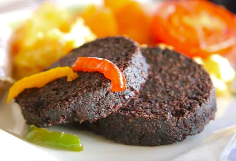 Черный пудинг. Сторновейский чёрный пудинг. Кровяная колбаса Black Pudding. Черный пудинг (Black Pudding). Ирландский черный пудинг.